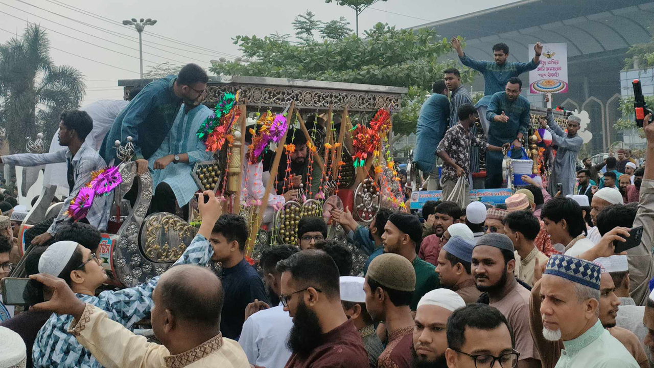 আনন্দে ভেসে সাম্যের নিদর্শন স্থাপনে উদযাপিত হচ্ছে ঈদুল ফিতর